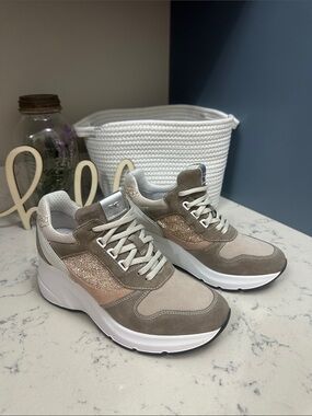 Nero Giardini Women’s Wedge Glitter Lace-Up Sneakers 8